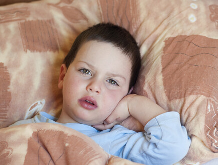 ילד שוכב במיטה (צילום: pavla, Shutterstock)