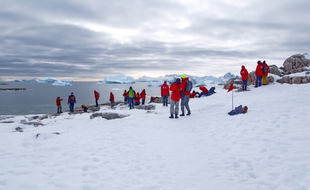משלחת תיירים לאנטארקטיקה  (צילום: Angela N Perryman, shutterstock)