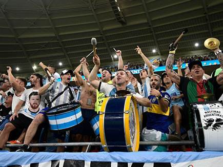 עם אוהדים שרק חיכו לראות אותו נוגע בתהילה (getty)