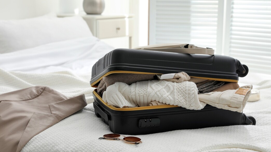 מזוודה על מיטה מזוודה על מיטה