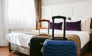 מזוודות בחדר מלון (צילום: shutterstock)