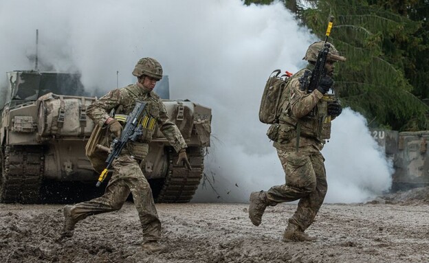 כוחות סמוך לגבול הרוסי (צילום: RAIGO PAJULA/AFP/GettyImages)