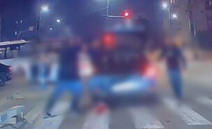 קטטה בכביש על רקע תאונת דרכים בלוד (צילום: דוברות המשטרה)