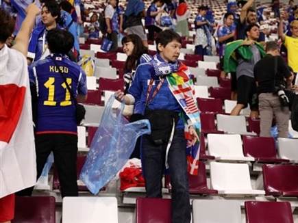 קלאסה מבית. אוהדי יפן מנקים את האצטדיון (getty) (צילום: ספורט 5)