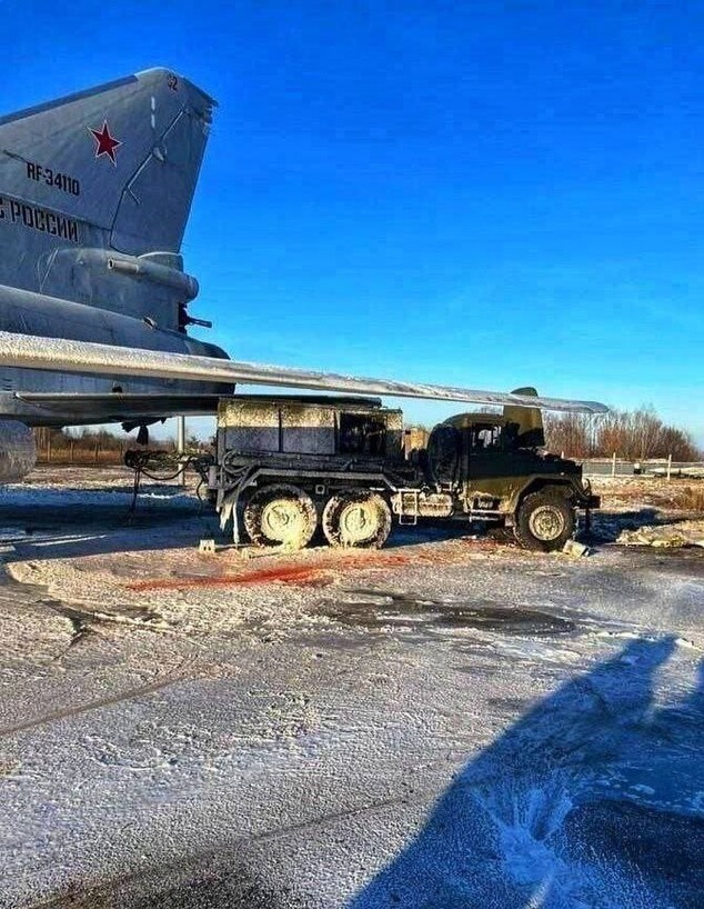מפציץ Tu-22 ומכל דלק שנפגעו בבסיס דיאגליבו