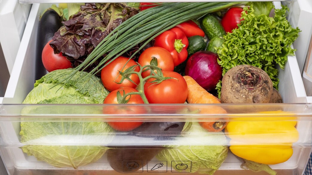 מגירת ירקות במקרר (צילום: shutterstock)