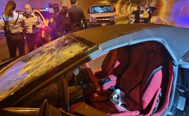 נוסעים ברכב למבורגיני נפצעו בכביש 6 מירי (צילום: דוברות המשטרה)