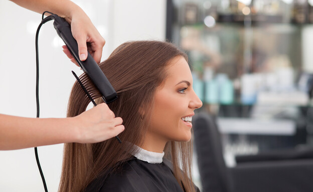 החלקת שיער (צילום: Shutterstock, מעריב לנוער)