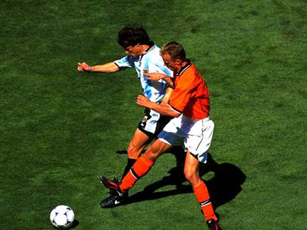 אלמיידה וברגקאמפ. גם ב-1998 הולנד וארגנטינה נפגשו ברבע (Getty) (צילום: ספורט 5)