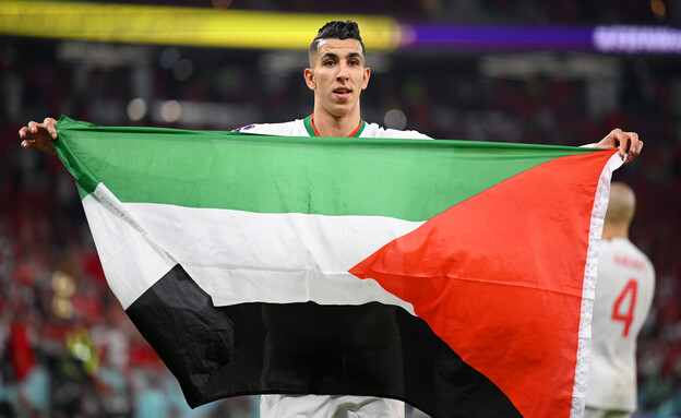 אל יאמיק ודגל פלסטין (צילום: Matthias Hangst, GETTYIMAGES)
