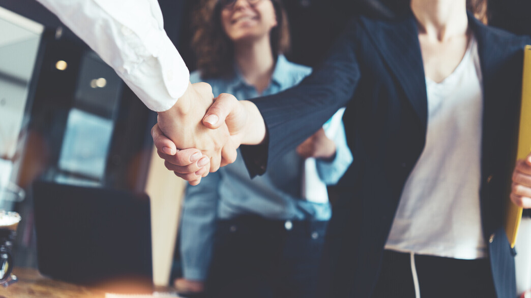 לחיצת ידיים, סגירת עסקה 