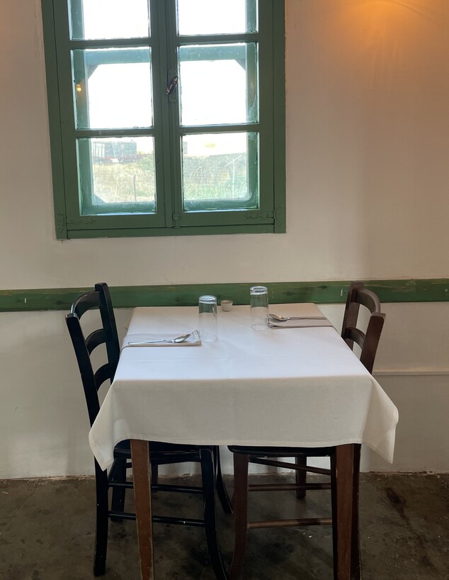שולחן לשניים במסעדת רוטנברג (צילום: ריטה גולדשטיין, יחסי ציבור)