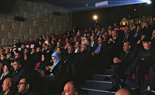 קהל צופה בסרט התיעודי "טנטורה" ברמאללה (צילום: עמוד הפייסבוק Palestine TV)