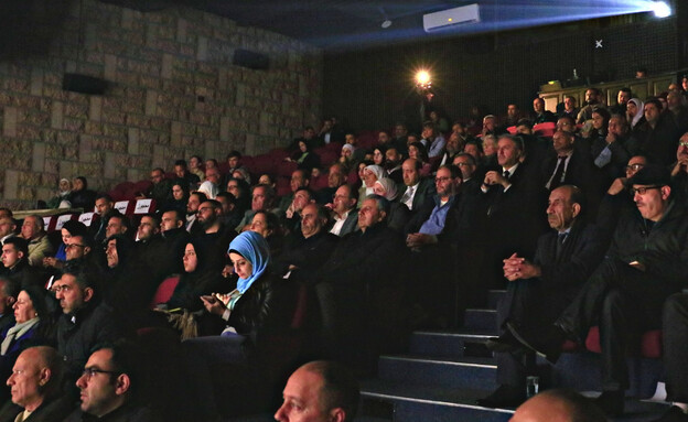 קהל צופה בסרט התיעודי "טנטורה" ברמאללה (צילום: עמוד הפייסבוק Palestine TV)