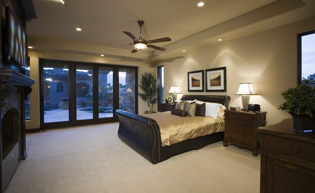 חדר שינה זול למראה מאוורר תקרה (צילום: shutterstock)