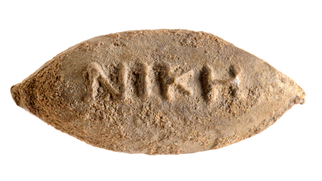 המילה 'ניצחון' על גבי הקליע