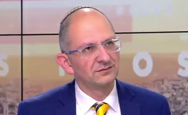 הפרופסור הישראלי סיריל כהן נשאל על הכיפה שלראשו הפרופסור הישראלי סיריל כהן נשאל על הכיפה שלראשו