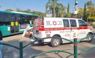 תאונה בין אוטובוס ואופניים חשמליים במזכרת בתיה (צילום: מד"א)