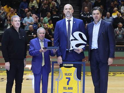 וויצ'יץ' זכה לכבוד לפני המשחק (דני מרון)