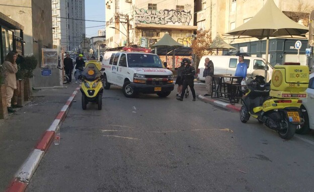 רוכב אופנוע נפגע מרכב בתל אביב, נבדק חשד לפיגוע (צילום: מד"א)