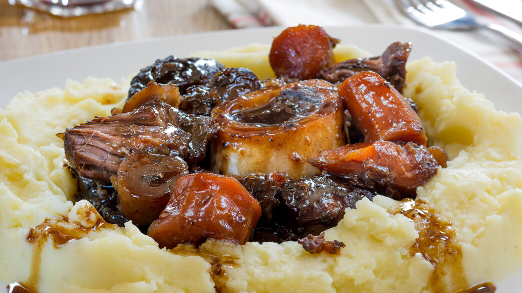 אוסובוקו בקר בבירה שחורה אוסובוקו בקר בבירה שחורה