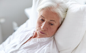 אישה מבוגרת, אישה זקנה, אישה חולה (צילום: Ground Picture, shutterstock)