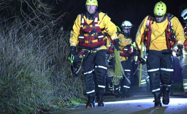ארבעה ילדים במצב קריטי לאחר שנפלו לאגם קפוא בבריטנ (צילום: sky news)
