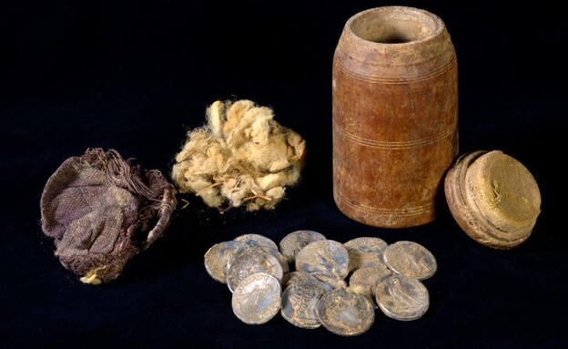 מטמון המטבעות (צילום: שי הלוי, רשות העתיקות)