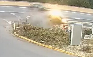 נהגת מתנגשת במעקה בטון ובעמוד (צילום: מצלמות אבטחה)