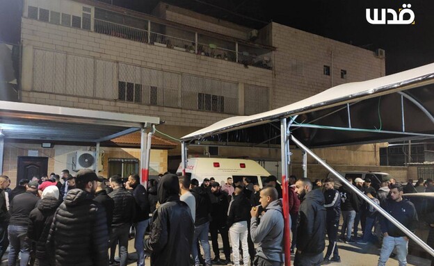 המונים התאספו מחוץ לבית החולים בג'נין