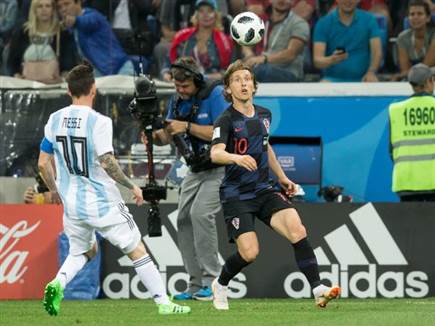 לוקה מודריץ' ומסי. ייפגשו שוב (Foto Olimpik/NurPhoto via Getty Ima (צילום: ספורט 5)