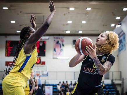 שאקירה אוסטין מול קלאני בראון (קרדיט: עודד קרני, מנהלת הליגה לנשים בכדורסל)