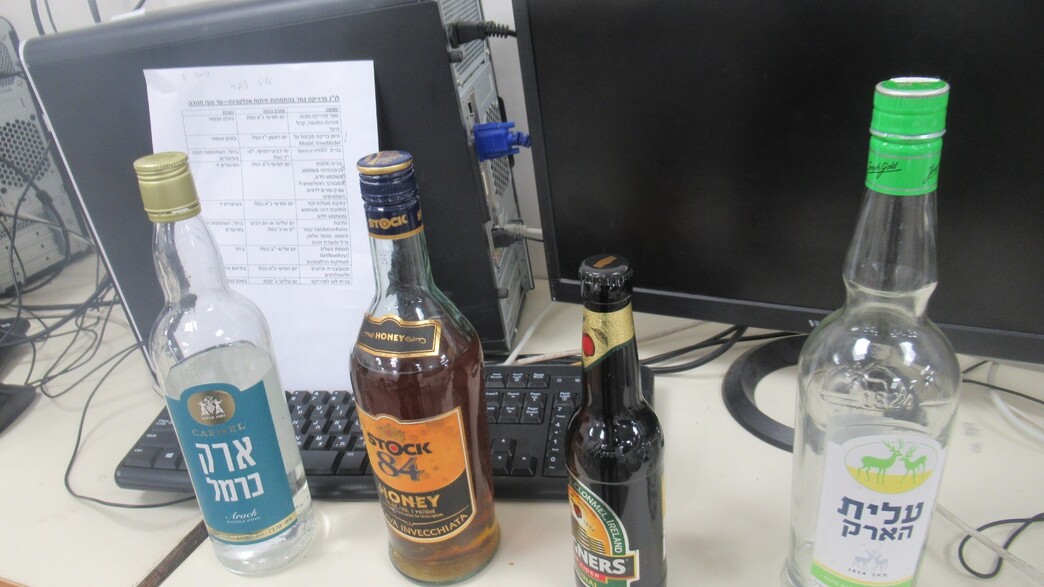 בקבוקי אלכוהול בבית כנסת בתוך בית ספר בקבוקי אלכוהול בבית כנסת בתוך בית ספר