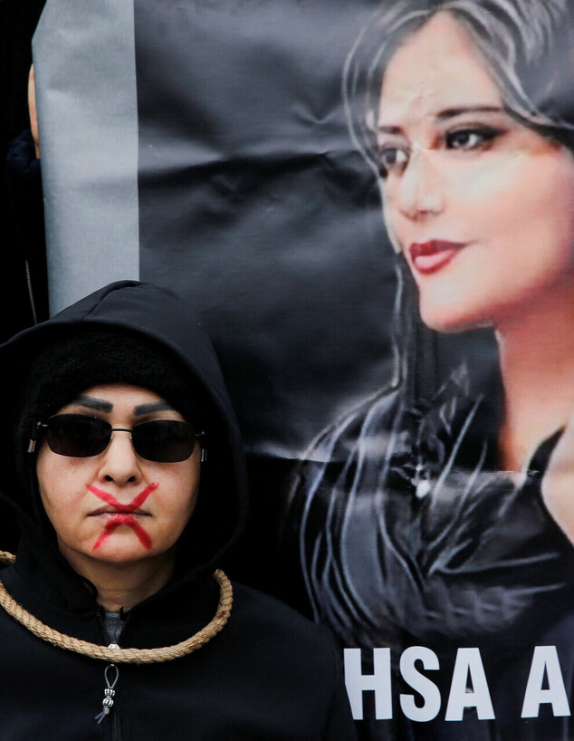 הפגנה באיסטנבול נגד המחאות באיראן (צילום: reuters)