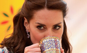 קייט מידלטון שותה תה (צילום: getty images)