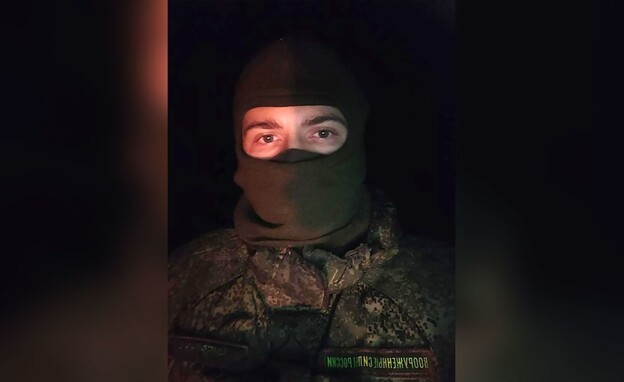 ניקיטה צ'יברין שלחם בבוצ'ה, במדי הצבא הרוסי (צילום: CNN)