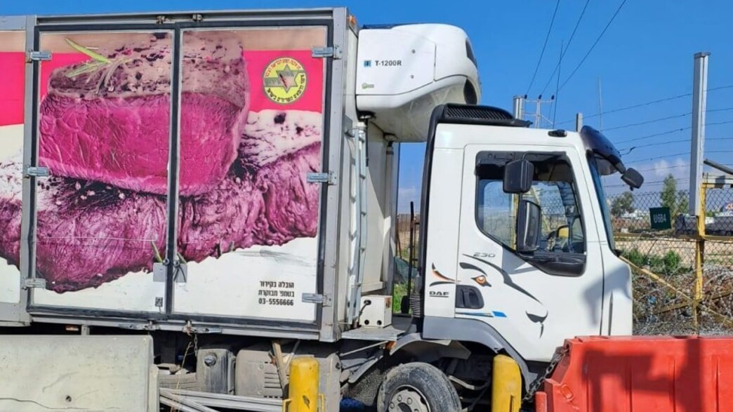 המשאית הגנובה שנתפסה על ידי בלשי המשטרה