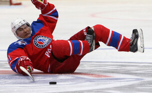 פוטין משחק הוקי (צילום: Mikhail Svetlov, getty images)