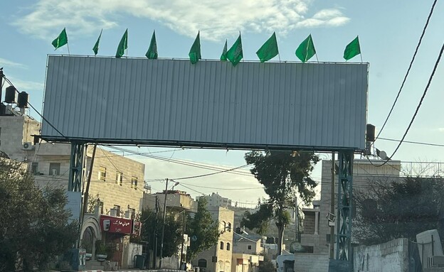 דגלי חמאס שנתלו בחברון והורדו בידי המנגנונים