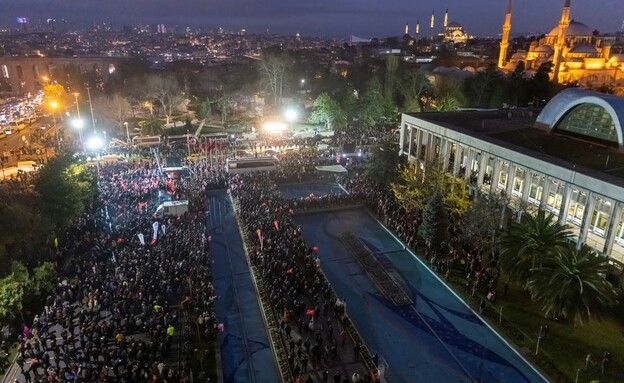 אלפים מתומכיו של אימאמולו באיסטנבול במחאה (צילום: reuters)