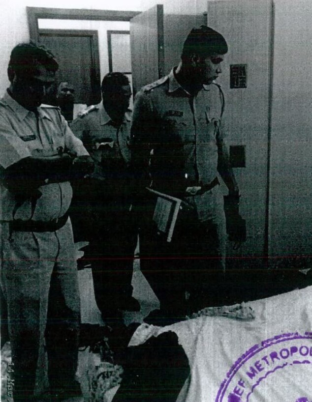 שוטרים הודים בחדר המלון לאחר מותה של פפטא