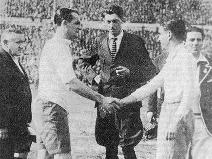 קפטן ארגנטינה נולו פריירה (מימין) וקפטן אורוגוואי חוסה נסאסי (משמא (צילום: ספורט 5)