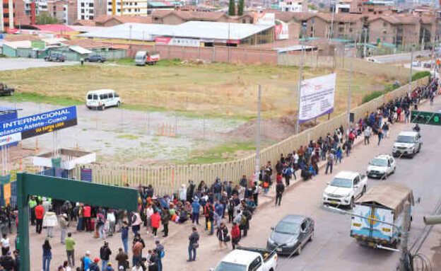 מאות בני אדם תקועים מחוץ לנמל התעופה בקוסקו, פרו (צילום: רויטרס)
