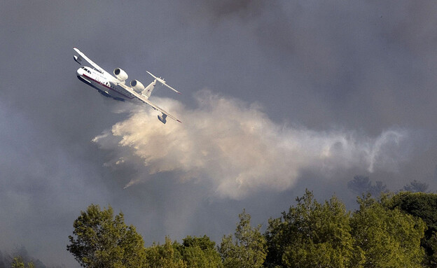 הכיבוי האווירי של השריפה בכרמל ב-2010 (צילום: JACK GUEZ/AFP/GettyImages)