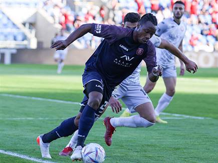 עשה צרות בצד השמאלי של ההגנה. טוגי (דני מרון)