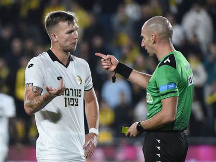 אך הוא קיבל אדום מיותר והרס את סיכויי החזרה. קארצב (ברני ארדוב)