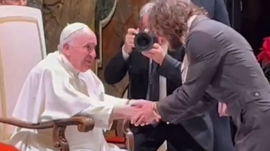 אורי טולדנו קיימא מברך את האפיפיור (צילום: מתוך האינסטגרם)
