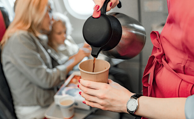 קפה במטוס (צילום: Olena Yakobchuk, shutterstock)