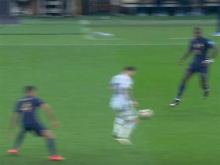 ומסר למסי ששחרר במהירות שהפתיעה גם את המצלמה