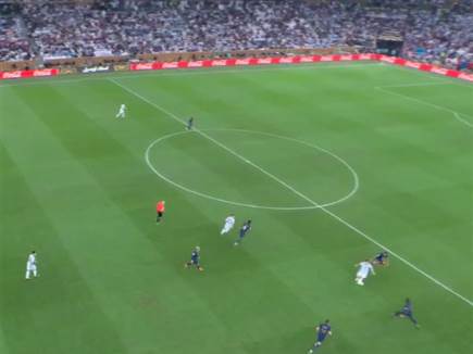 בעת תחילת המהלך חצי המגרש של צרפת ריק לחלוטין